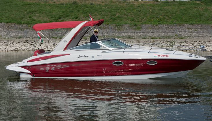 A Crownline 275 CCR Sport Cruiser motorcsónak