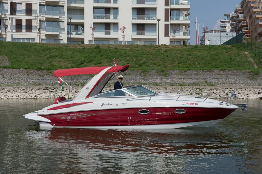 A Riverlux Crownline motorcsónakja a Dunán