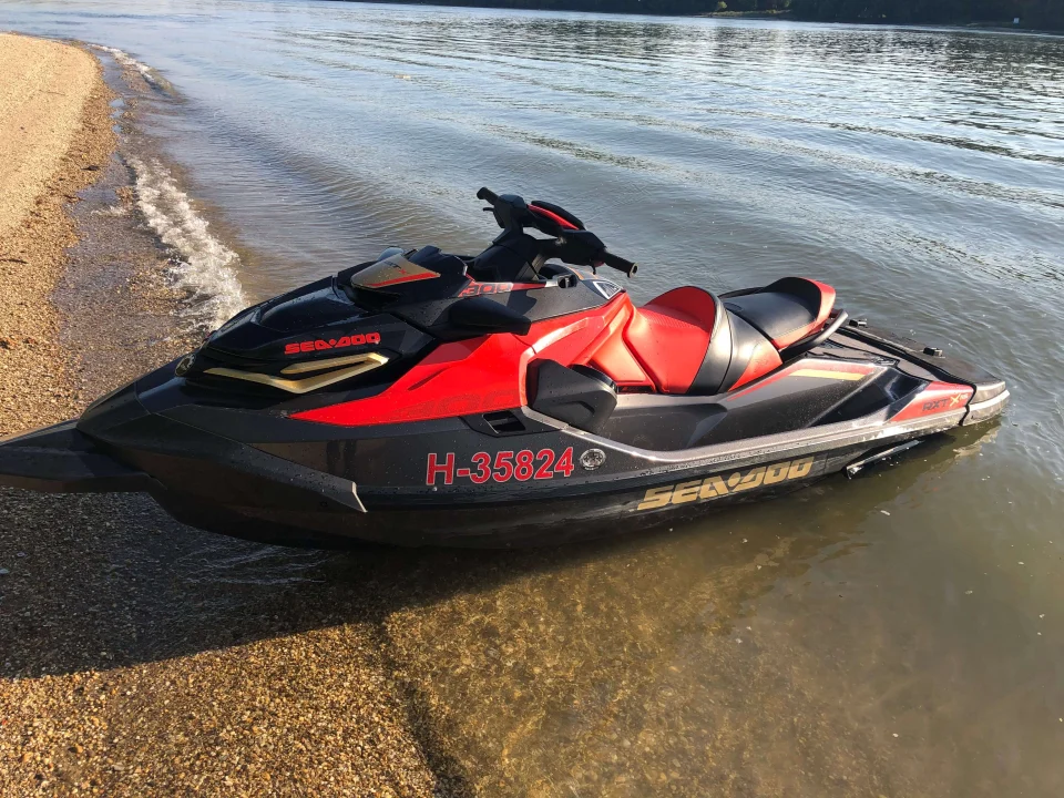 A Sea-Doo RXT-RS 300 jetski a parton