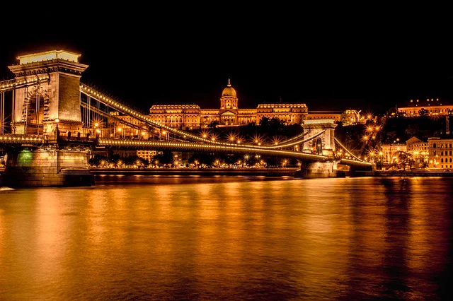 A Duna Budapesten, esti kivilágításban