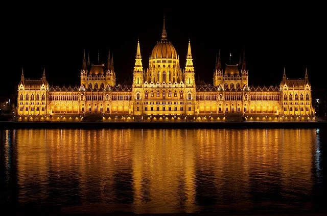A Parlament épülete a Dunáról nézve