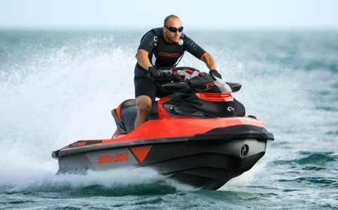 Jetskizés a Duna hullámain